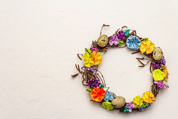 farebné vyšívacie kruhy na drevenom stole